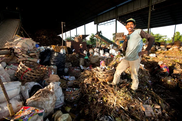 BALI, INDONESIA 11 APRILE: Povero di Giava che lavora in una discarica l '11 aprile 2012 a Bali, Indonesia. Bali produce giornalmente 10.000 metri cubi di rifiuti . — Foto Stock